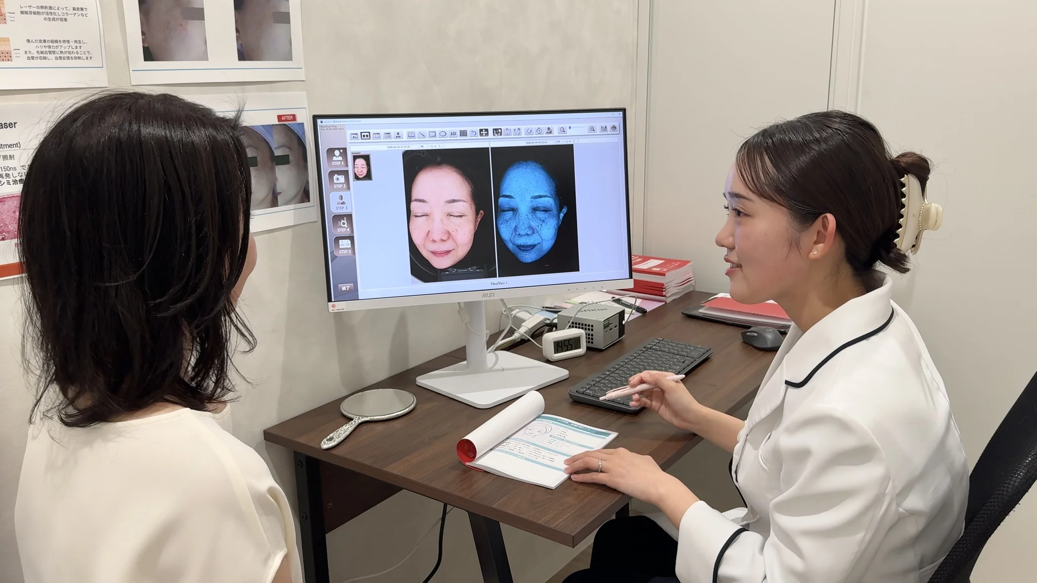 肌診断の画像を見ながら診察する様子