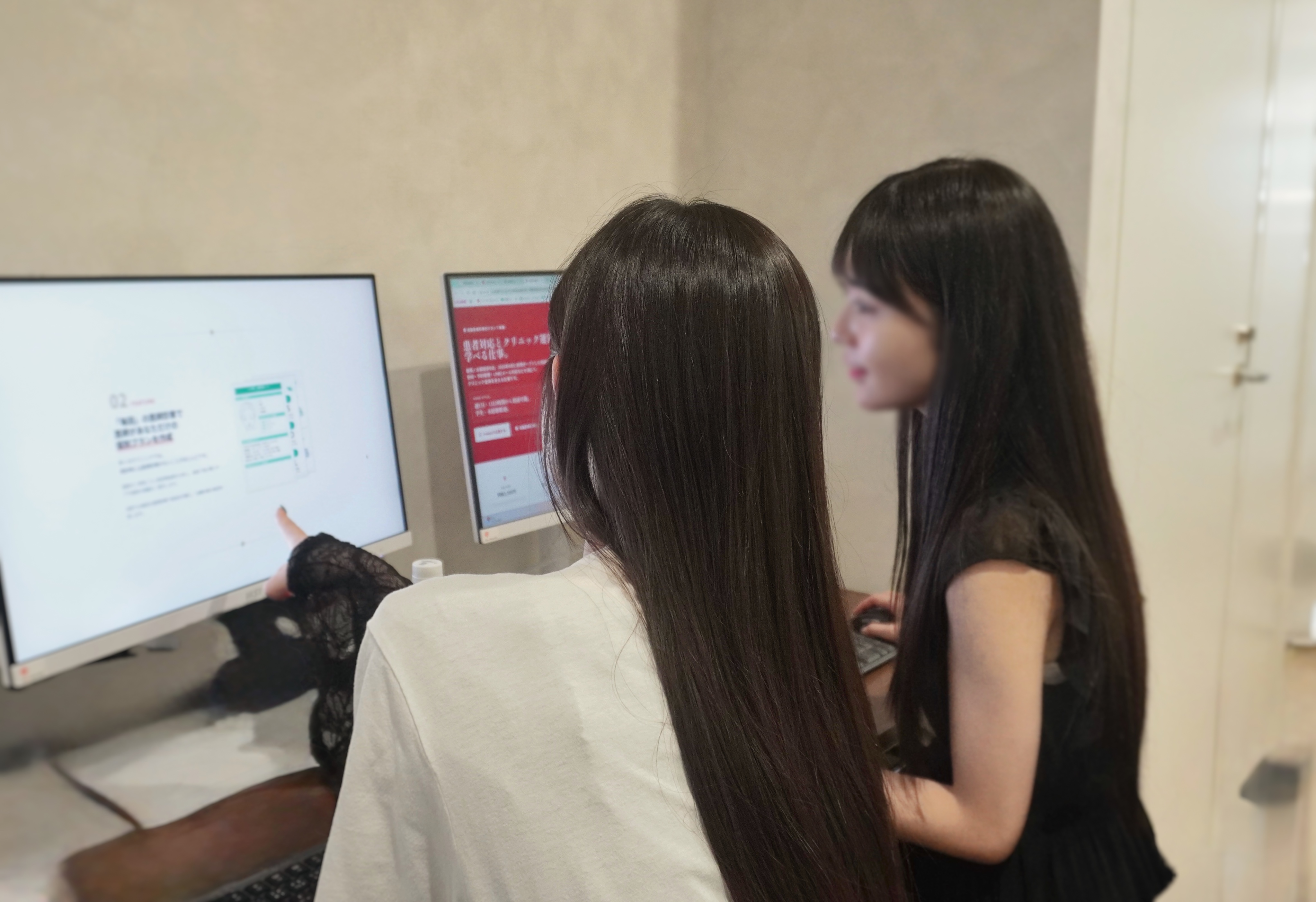 インターン生がPCを見ながら作業している様子